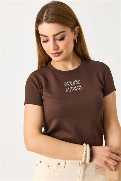 Kadın Kısa Kollu Yazı Baskılı Taşlı Crop Bluz Kahverengi