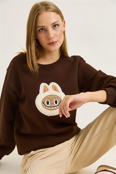 Kadın Labubu İşlemeli Üç İplik Sweatshirt Kahverengi