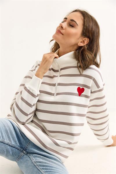 Kadın Oversize Çizgili Kalp Nakışlı Fermuarlı Sweatshirt Vizon Beyaz
