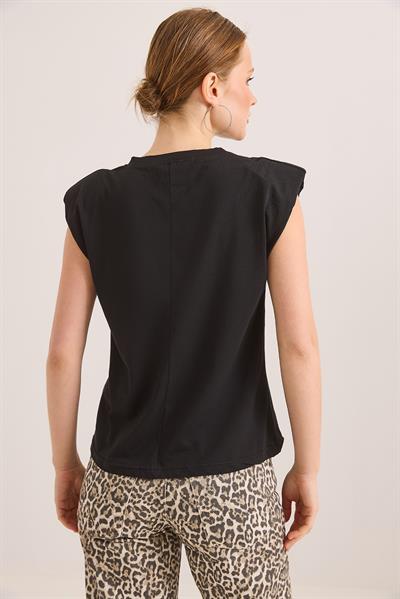 Omuz Vatkalı Şık Aksesuar Detaylı Pamuk Örme Tshirt Siyah