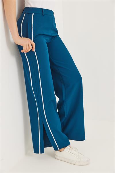 Paça Yırtmaç Detaylı Şeritli Pantolon Petrol