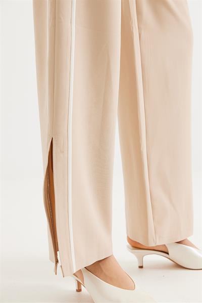 Paça Yırtmaç Detaylı Şeritli Pantolon Krem