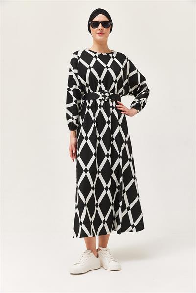 Desenli Yarasa Kol Kemerli Elbise Siyah