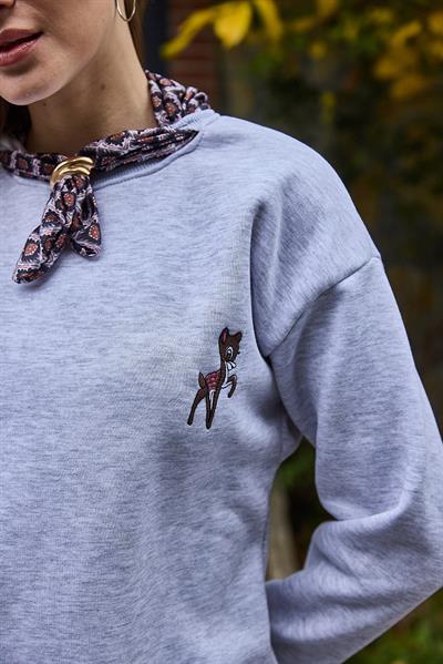 Kadın Fular Detaylı Ceylan Nakışlı Üç İplik Şardonlu Sweatshirt Gri