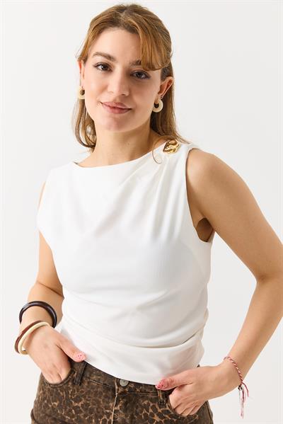 Kadın Toka Detaylı Sıfır Kol Bisiklet Yaka Beli Büzgülü Bluz Beyaz