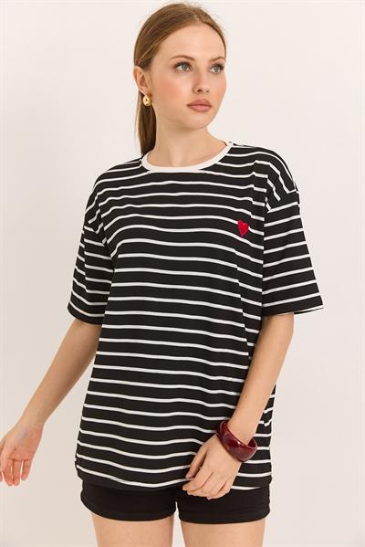 Kalp Nakışlı Yumuşak Dokulu Rahat Kalıp Örme Viskon Tshirt Siyah