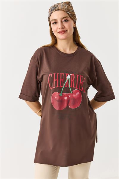 Kadın Kiraz Baskılı Yanları Yırtmaçlı Bisiklet Yaka Tshirt  Kahverengi