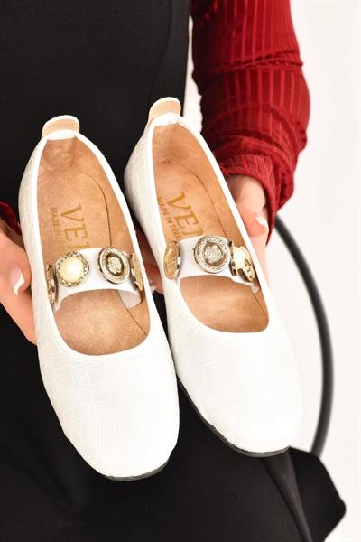 Yılan Desen Aksesuarlı Tek Bant Babet Beyaz