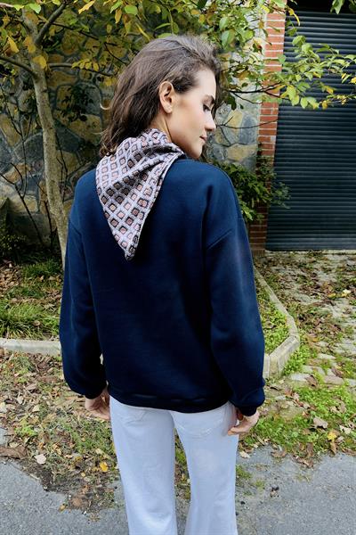 Kadın Fular Detaylı Ceylan Nakışlı Üç İplik Şardonlu Sweatshirt Lacivert