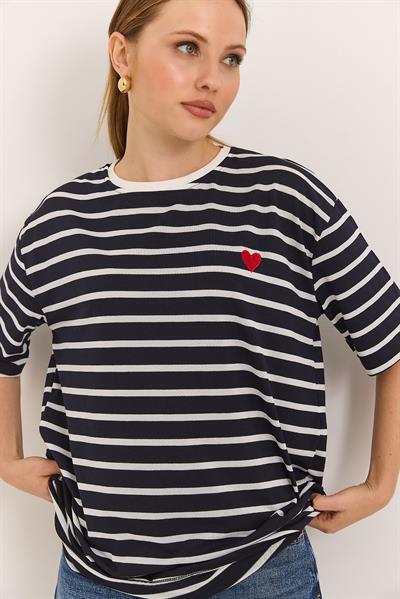 Kalp Nakışlı Yumuşak Dokulu Rahat Kalıp Örme Viskon Tshirt Lacivert