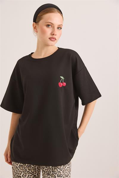 Kiraz Nakışlı Oversize Rahat Kalıp Tshirt Siyah