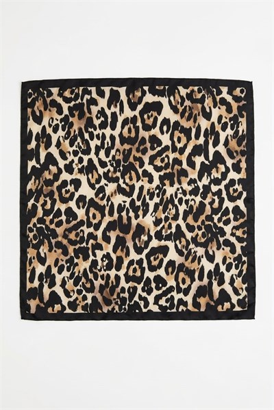  Kenarları Siyah 45X45 Ölçülü Fular Leopar 