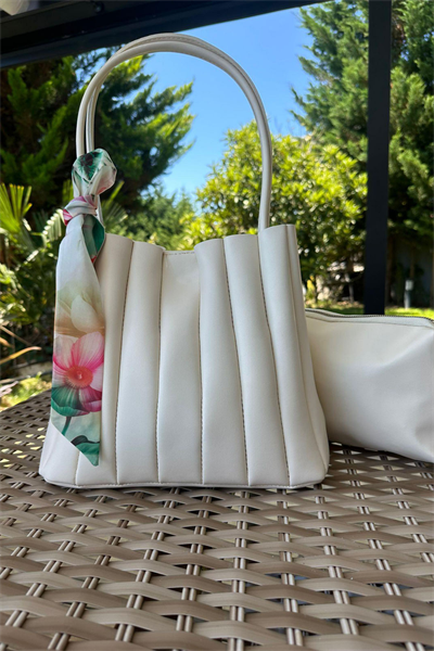 Yavru Çantalı Fularlı Yumuşak Derili Şık Çanta Krem