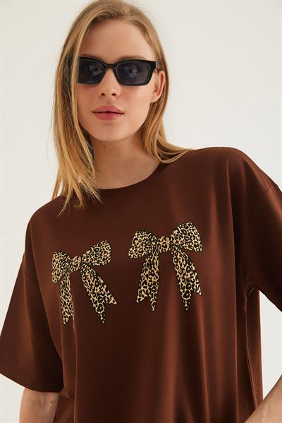 Kurdele Baskı Detaylı Basic Tshirt Kahverengi