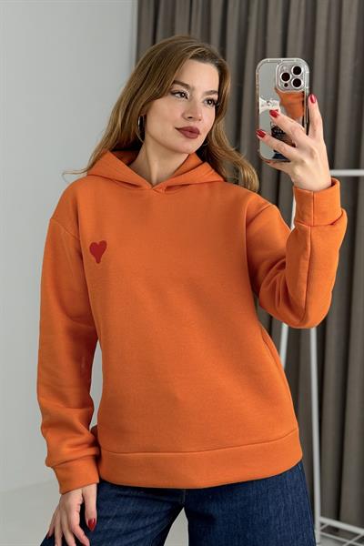 Üç İplik Turuncu Kalp Nakışlı Şardonlu Kangru Cepli Kapişonlu Sweat