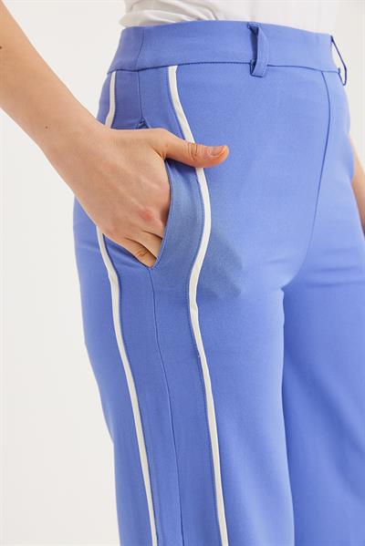 Paça Yırtmaç Detaylı Şeritli Pantolon  Mavi