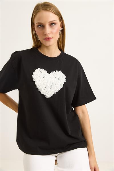 Kalp Detaylı Bisiklet Yaka Kadın Tshirt Siyah