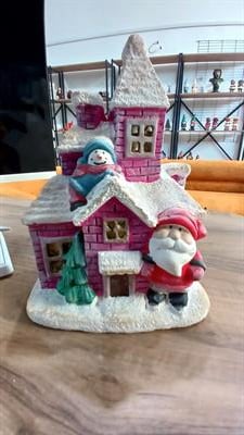 Yılbaşı Evi 27cm polyester döküm el boyaması