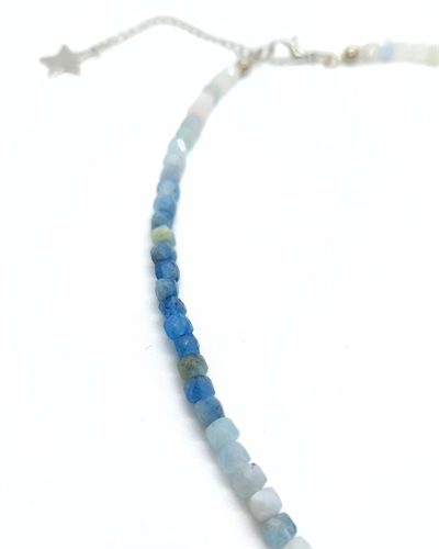 Akuamarin Kolye - Kendini İfade Et, Sakinleş, İlhamın Yükselsin - 4 mm Küp