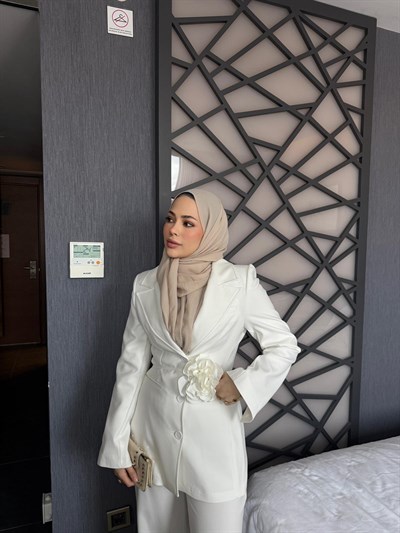 Alara takım beyaz