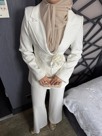 Alara takım beyaz