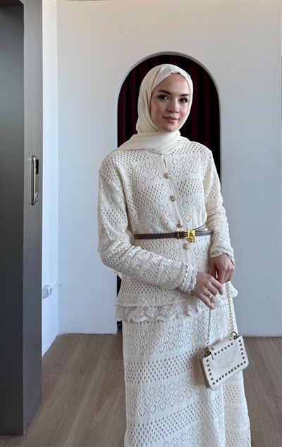 Gold Düğmeli Etekli Takım Beyaz