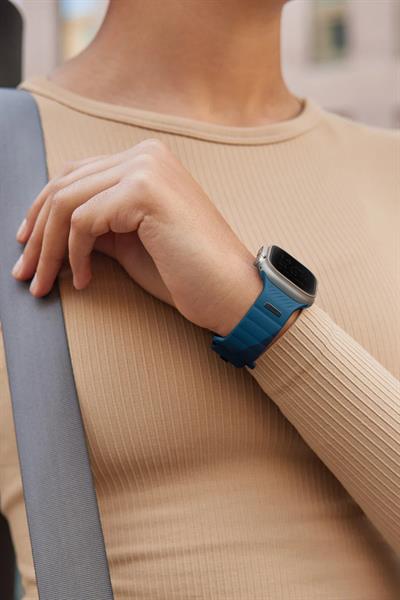 Uniq Apple Watch 42mm / 44mm / 45mm / 46mm / 49mm Stride Rubber FKM Designer Edition Silikon Kordon - Siyah-Kırmızı