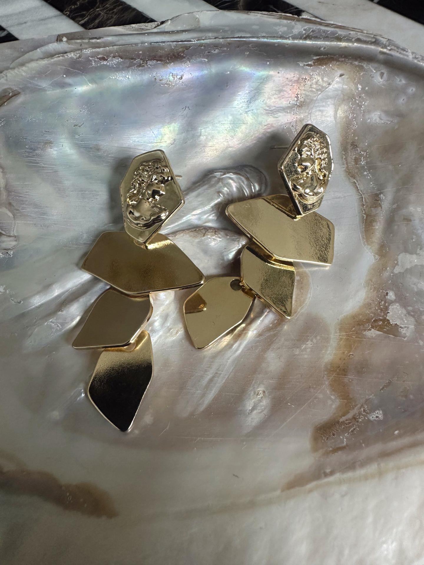 Asimetrik Desen Yaprak Tasarım Gold Küpe