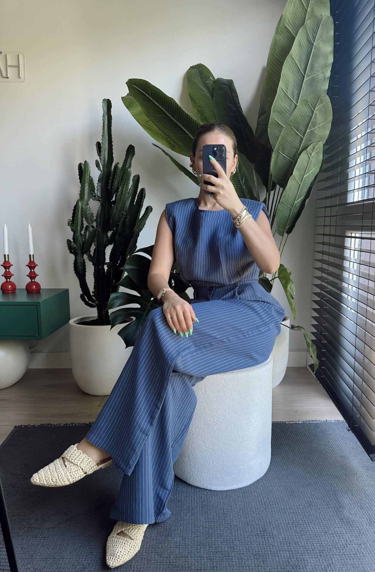 Geniş Paça Çizgili Pantolon ve Pens Detaylı Vatkalı Bluz Takım
