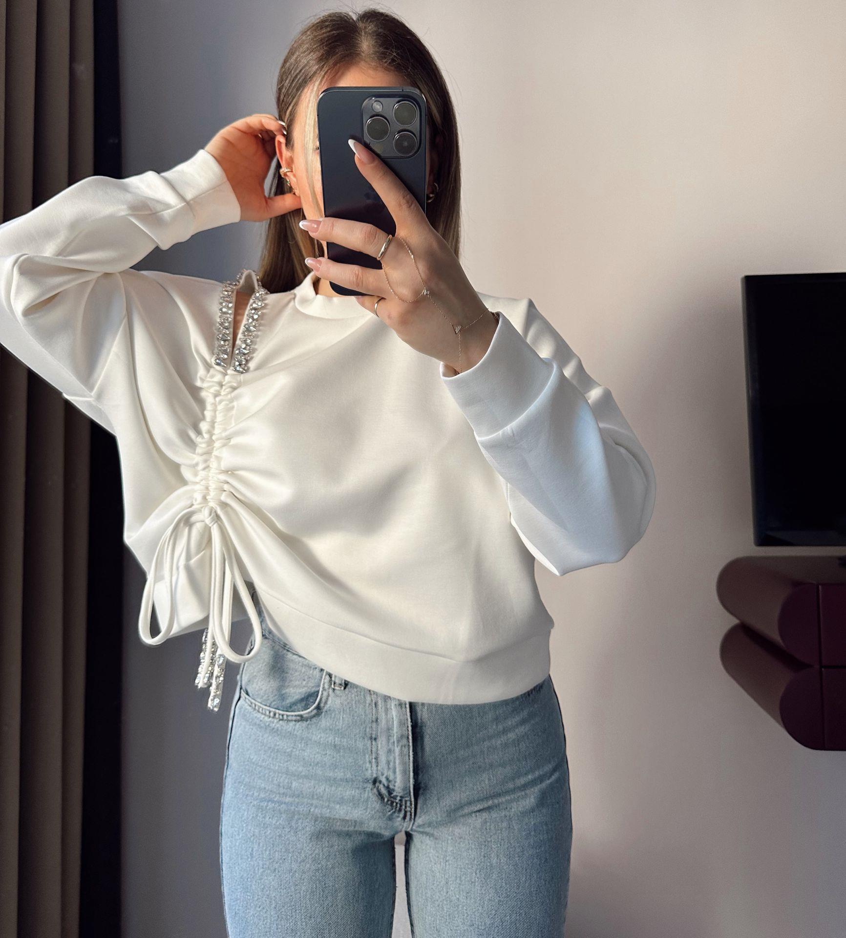 Omuz ve Bağcık Kısmı Taş Detaylı Beyaz Sweat