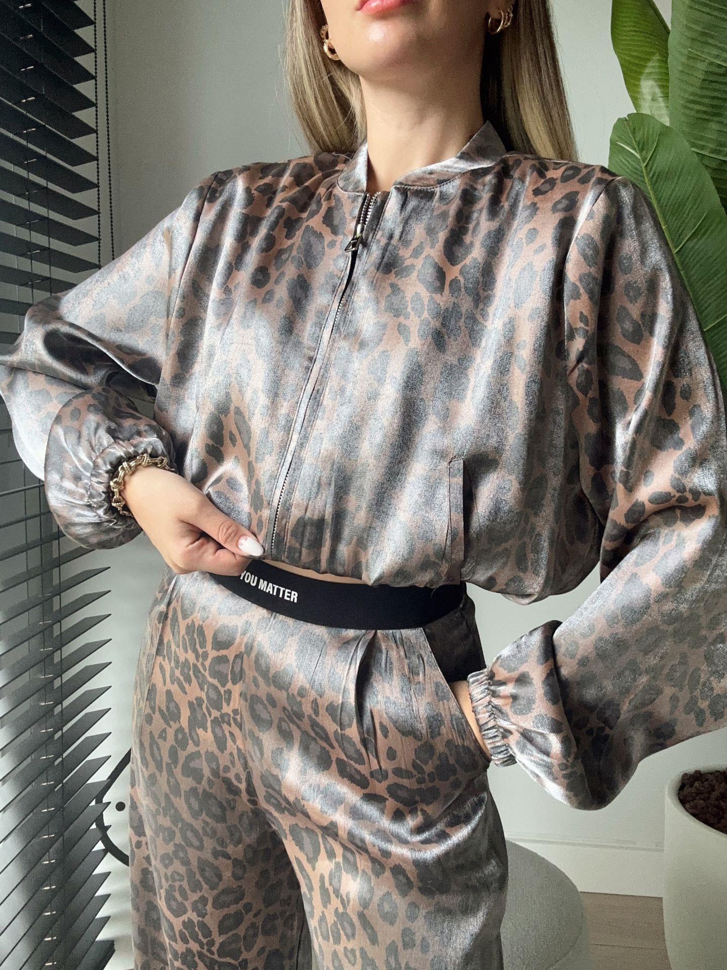 Parlak Doku Kumaş Leopar Ceket ve Pantolon Takım