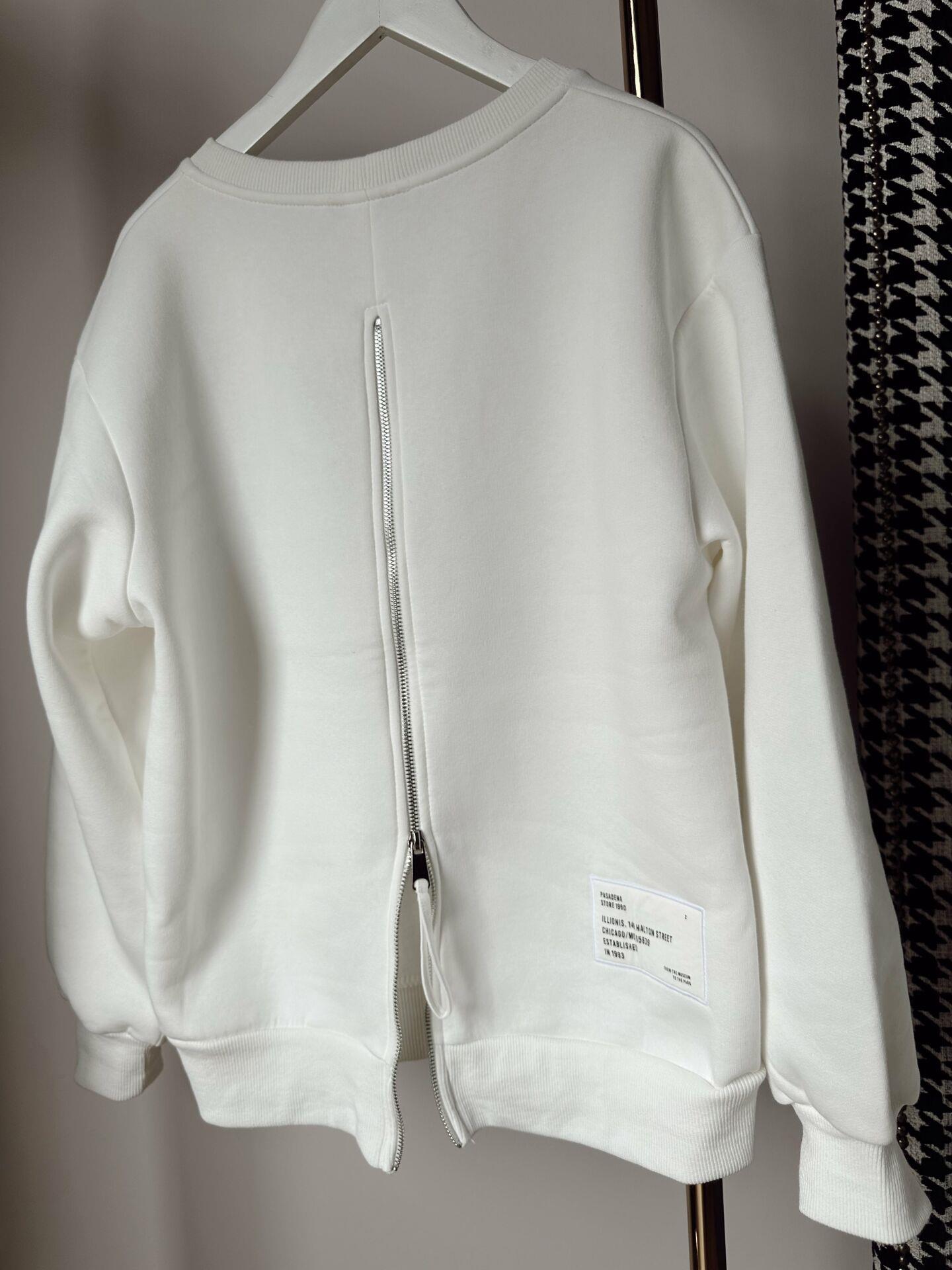 Sırt Fermuarlı ve Zımba Baskı Detaylı Sweatshirt
