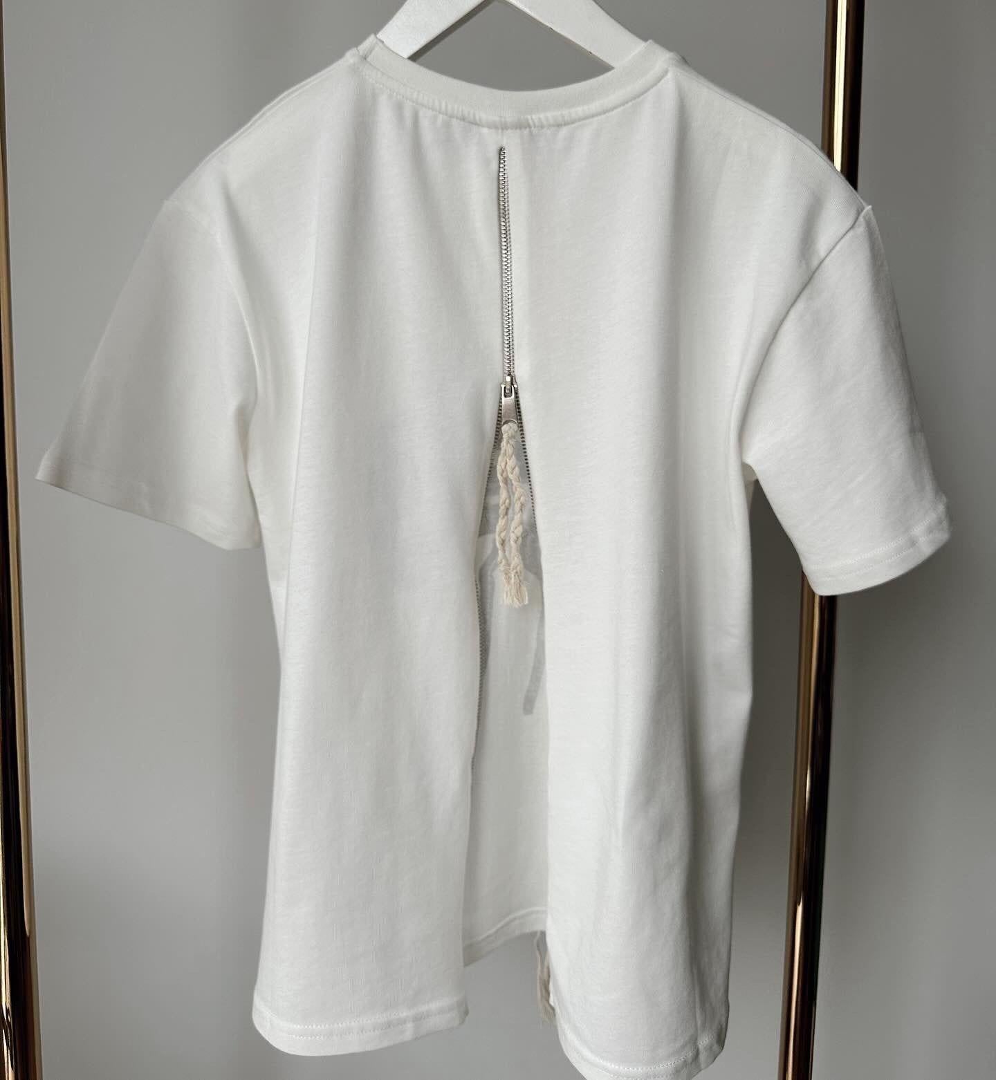 Sırtı Fermuar Detaylı Baskılı T-shirt