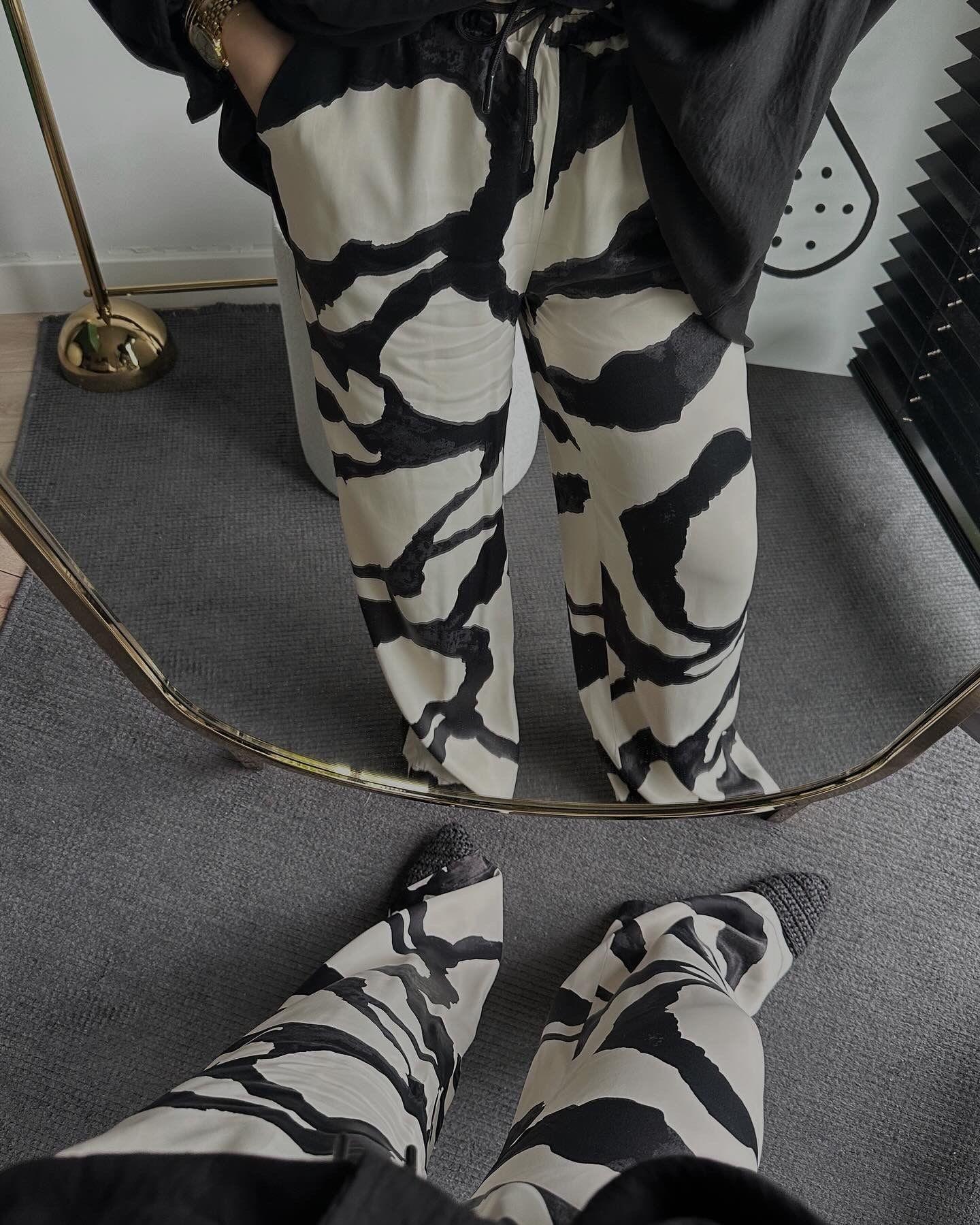 Zebra Desenli Saten Pantolon Siyah