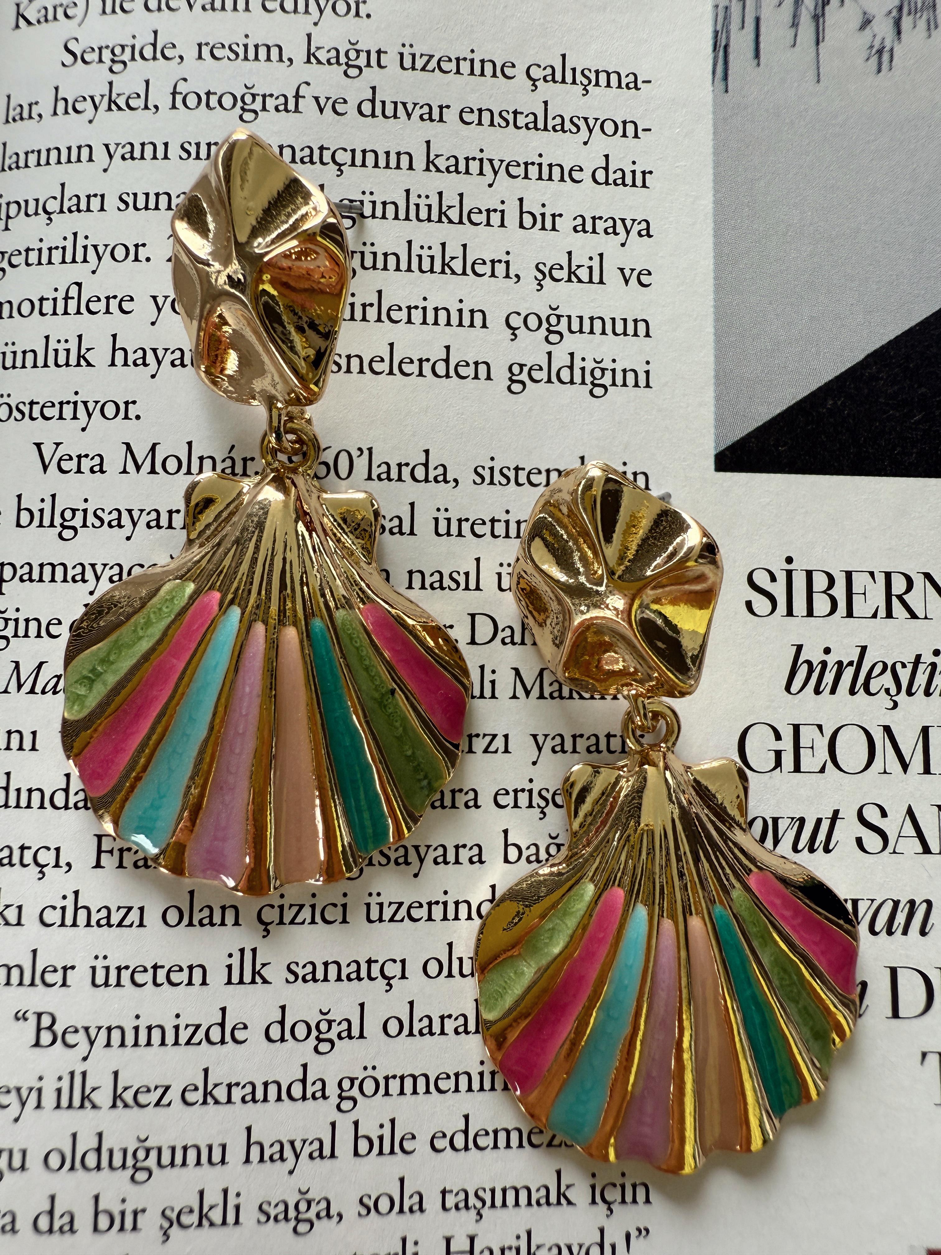 Deniz Kabuğu Detaylı Çok Renkli Küpe Gold