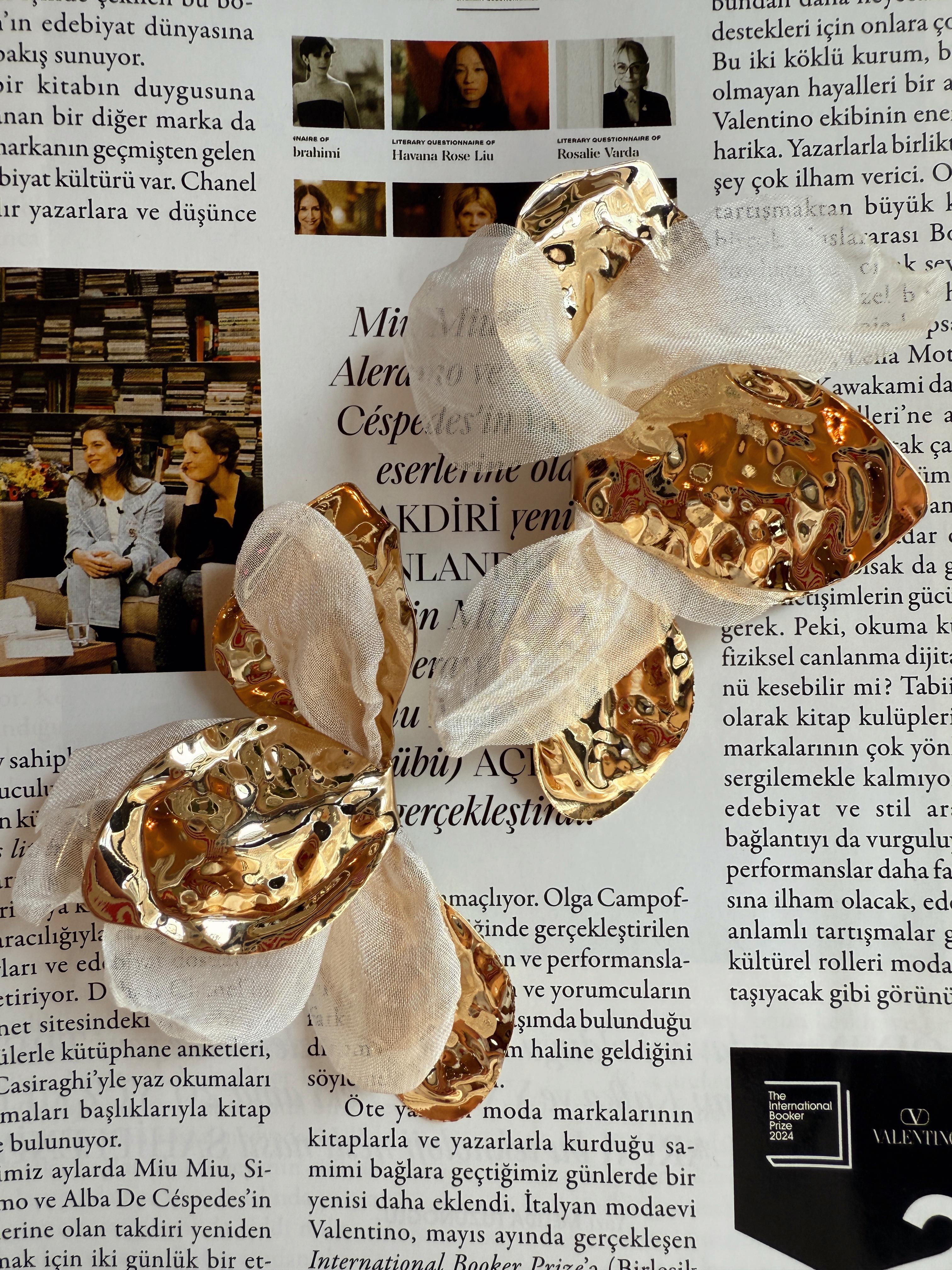 Kumaş Detaylı Gold Metalik Küpe Ekru