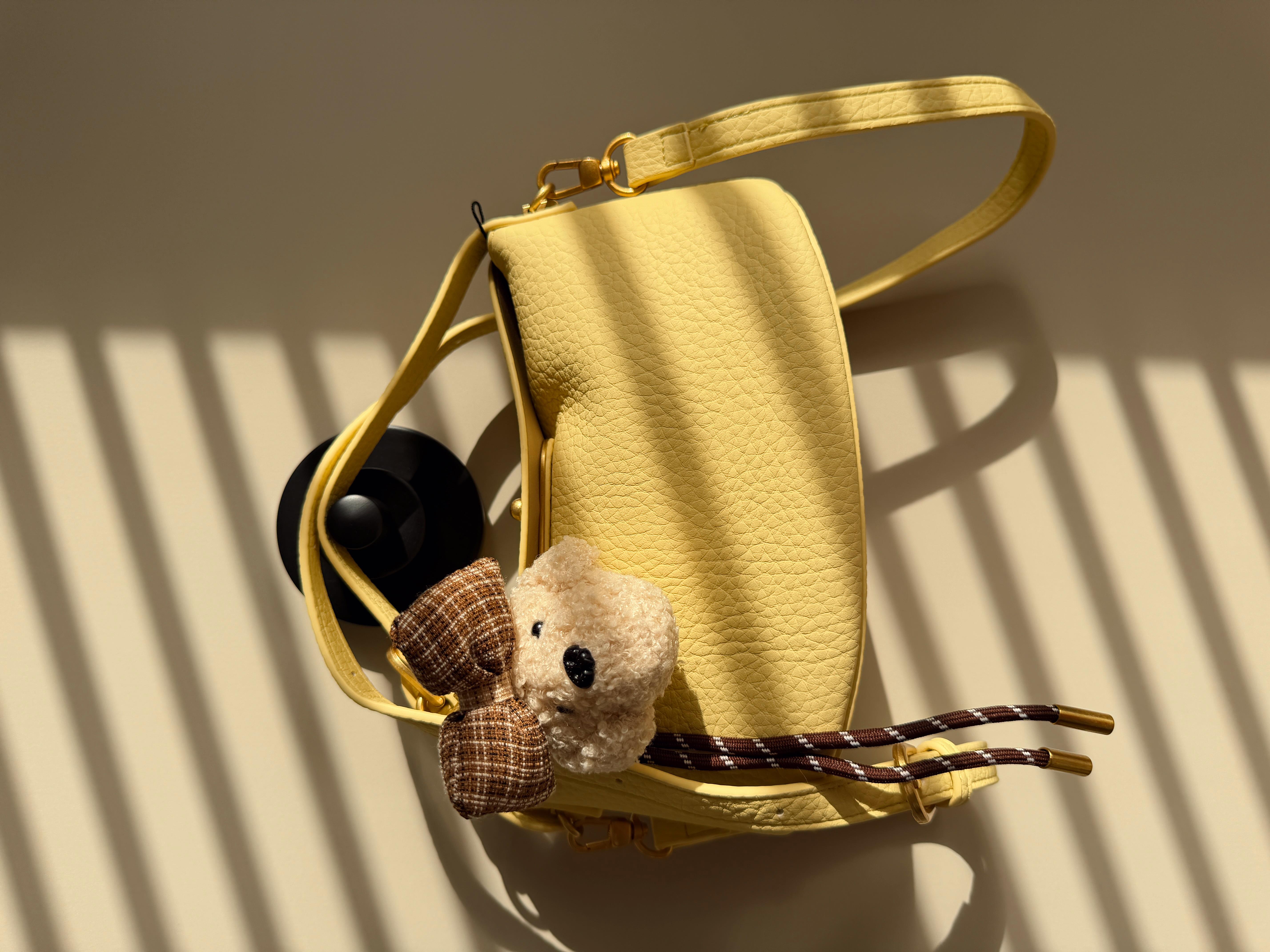 Peluş Charm Detaylı Deri Omuz Askılı Çanta Sarı