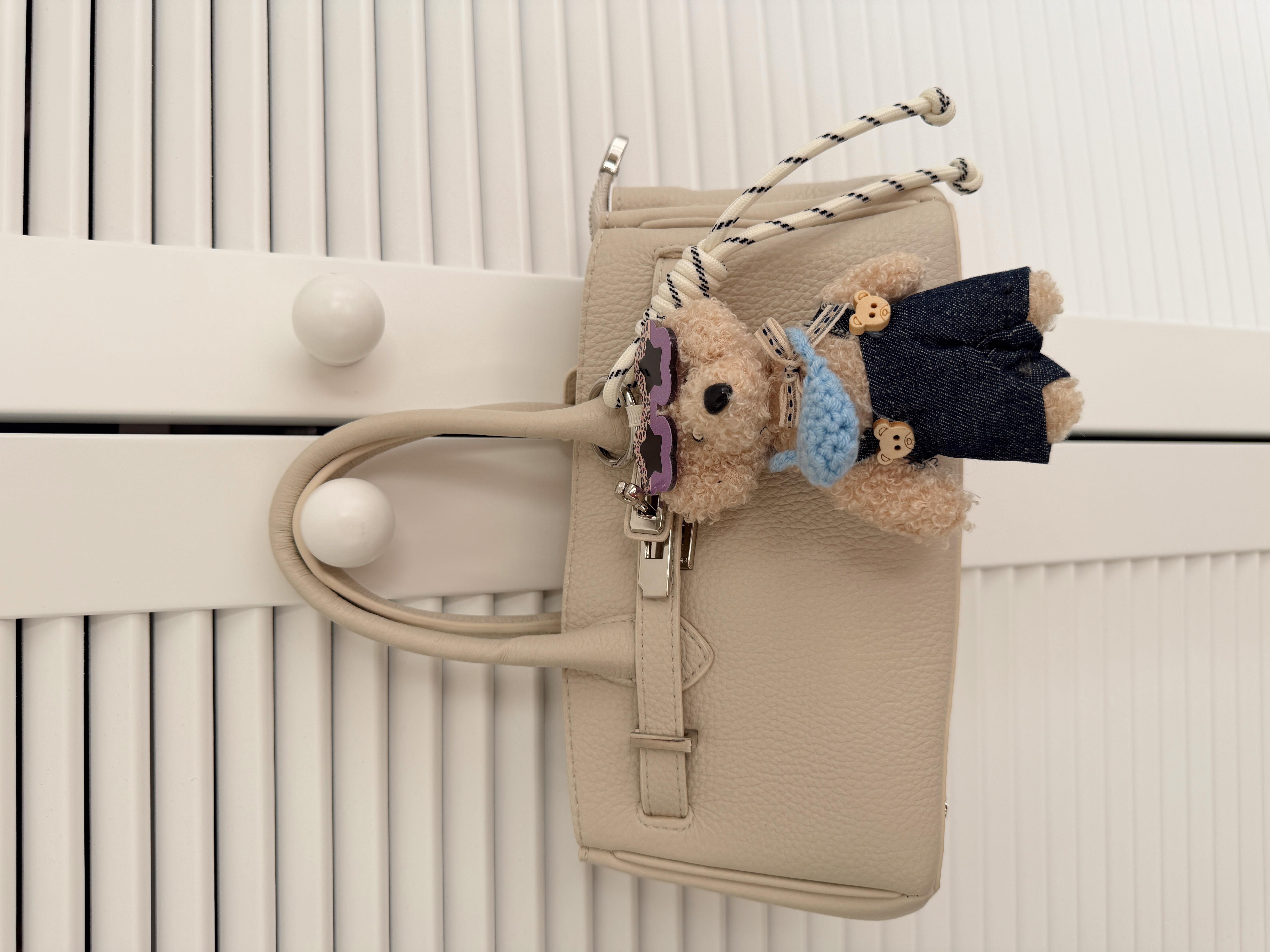Peluş Charm Detaylı Deri Omuz Çanta Bej