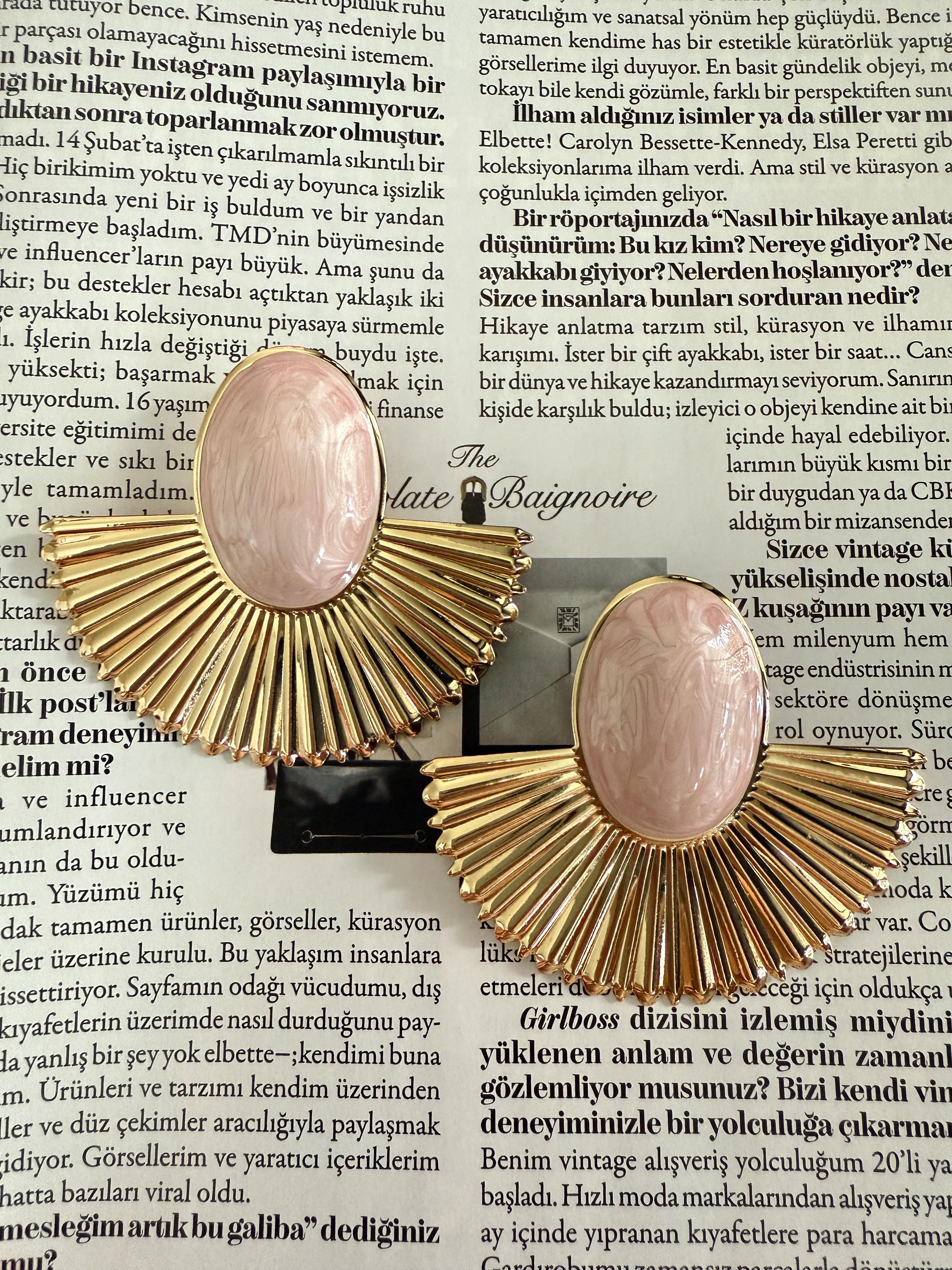 Pembe Mineli Gold Yelpaze Plaka Küpe