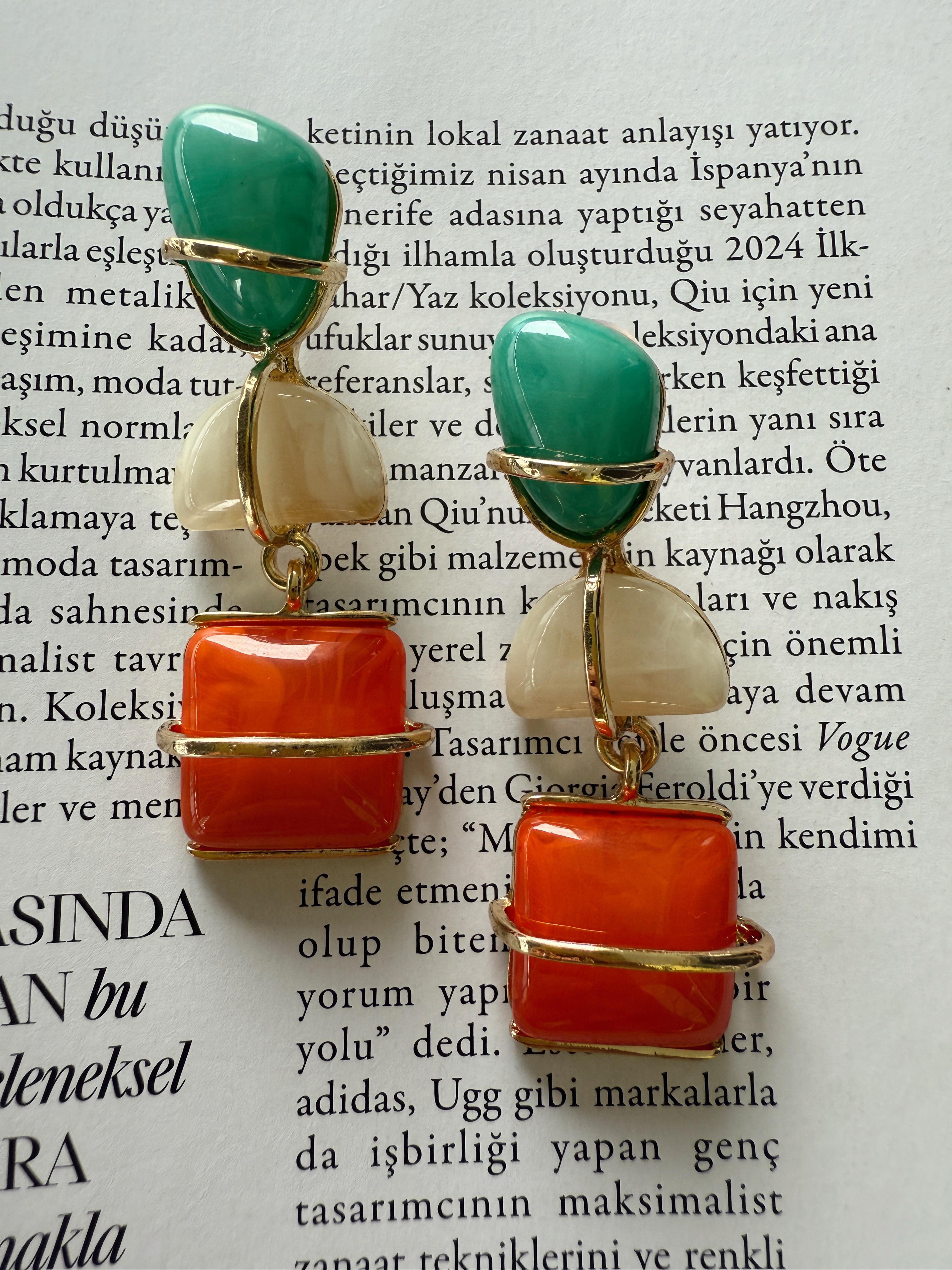 Turuncu Taş Detaylı Sallantılı Küpe