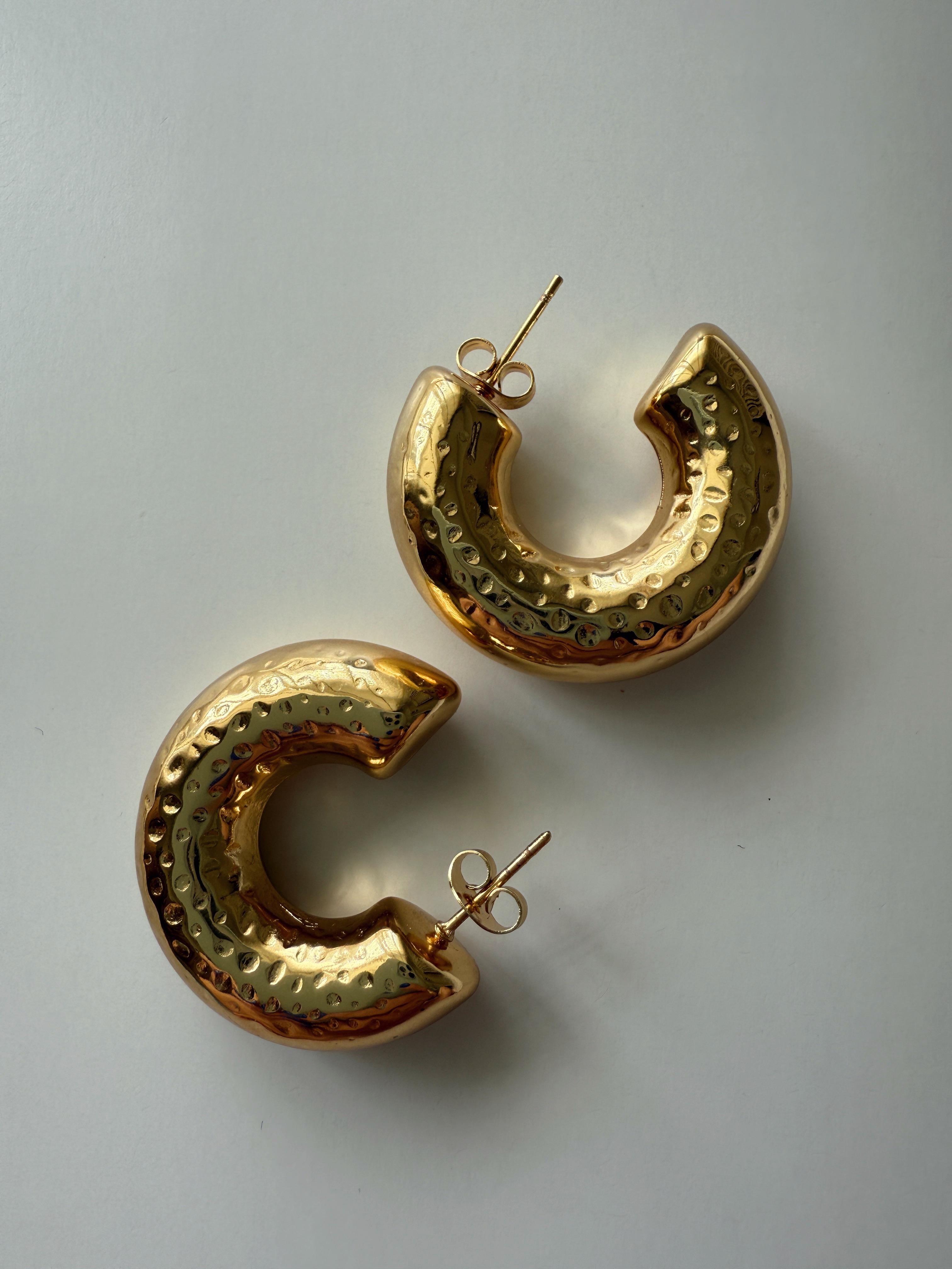 Yarım Halka Bombeli Model Gold Küpe