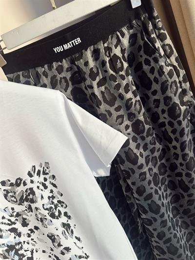 Bol Kesim Leopar Desen Bel Detaylı Pantolon