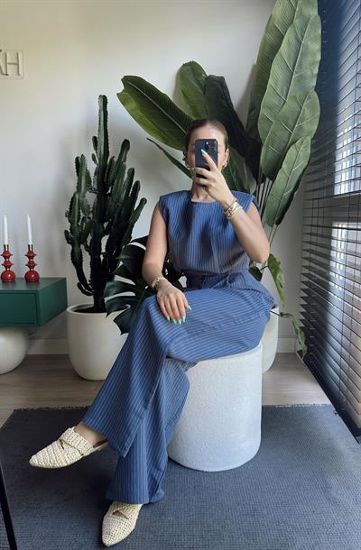Geniş Paça Çizgili Pantolon ve Pens Detaylı Vatkalı Bluz Takım