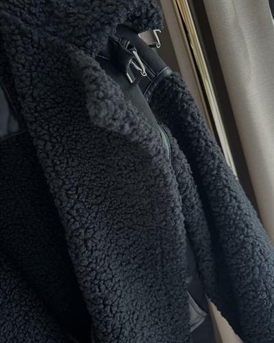 Kolları ve İçi Peluş Detaylı Kaşe Kaban