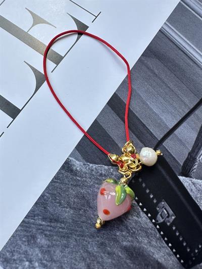 PB Co. Kırmızı İp Charm Telefon Aksesuar Çilek