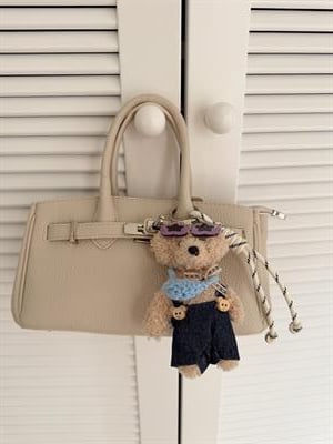 Peluş Charm Detaylı Deri Omuz Çanta Bej