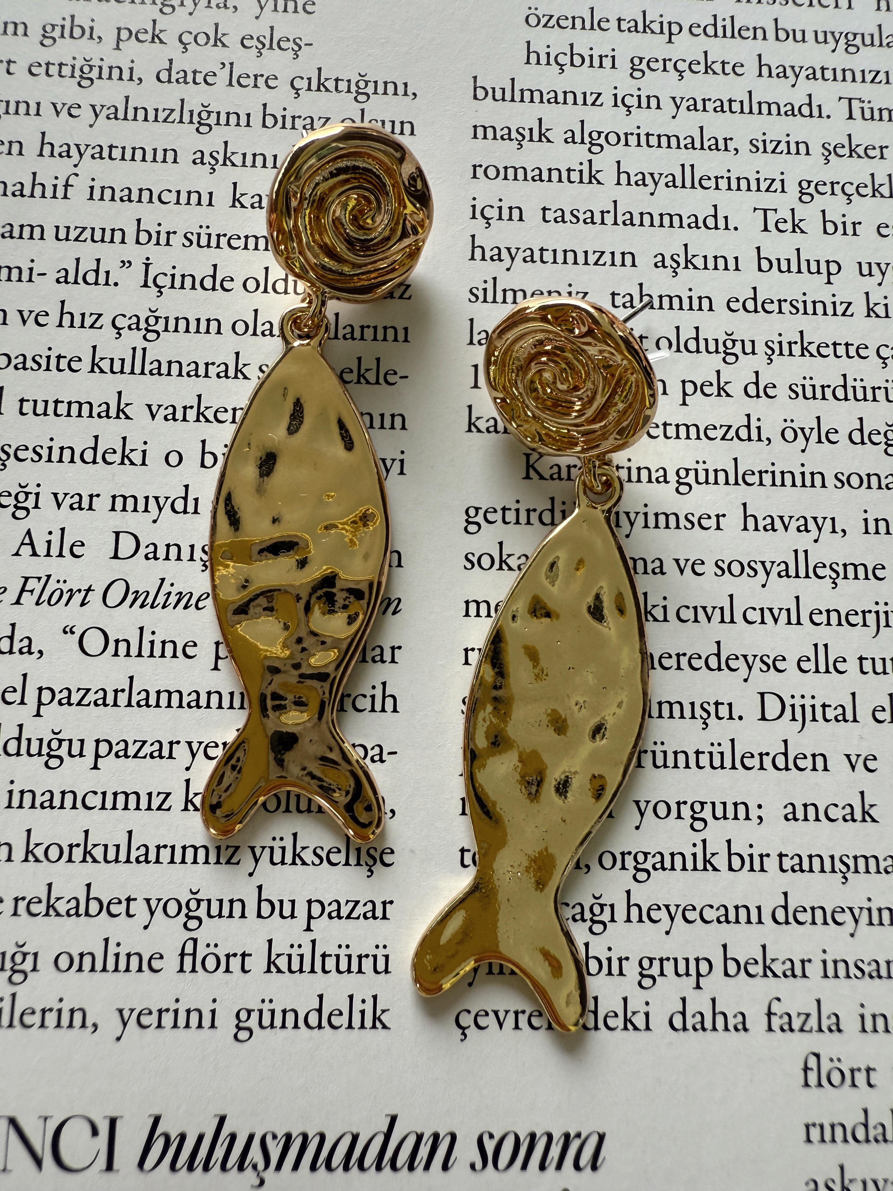 Balık Detaylı Sallantılı Küpe Gold