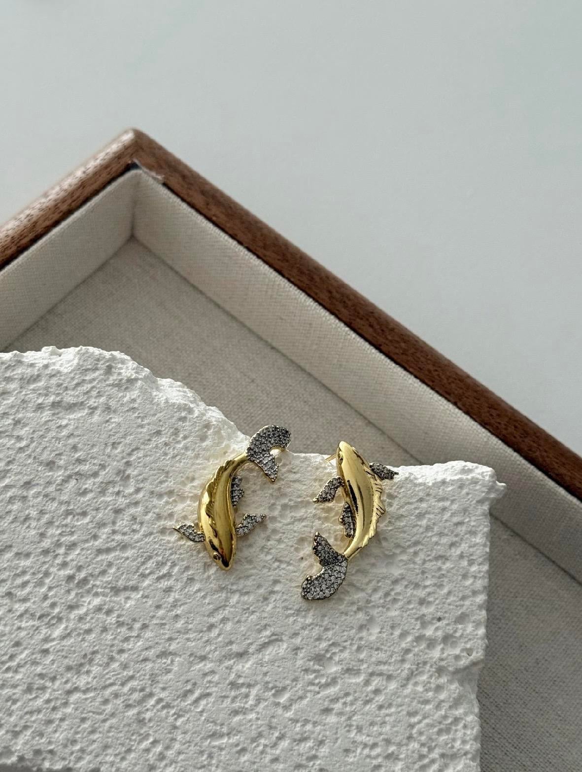 Balık Detaylı Taşlı Küpe Gold