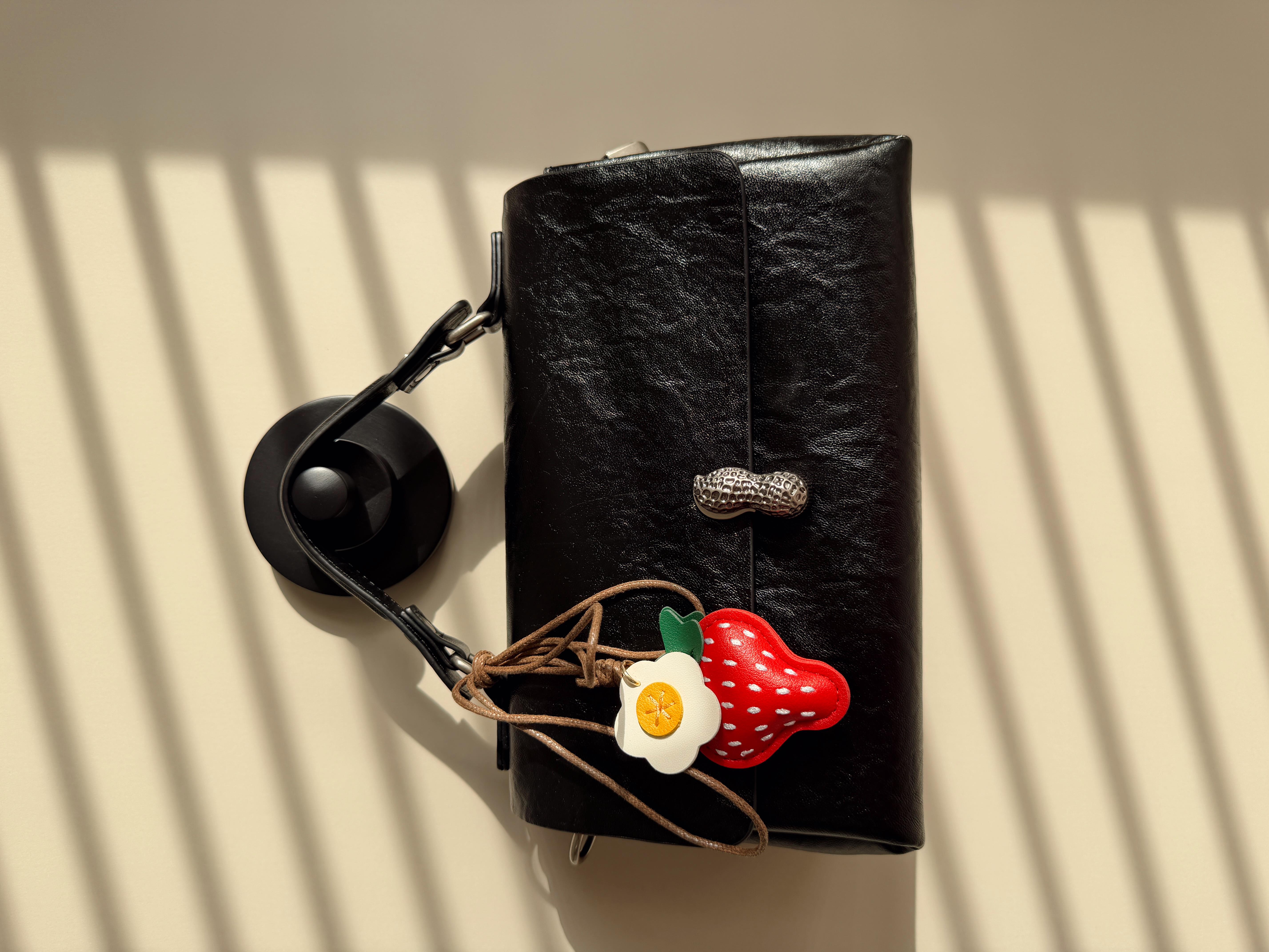 Charm Detaylı Deri Omuz Çantası Siyah