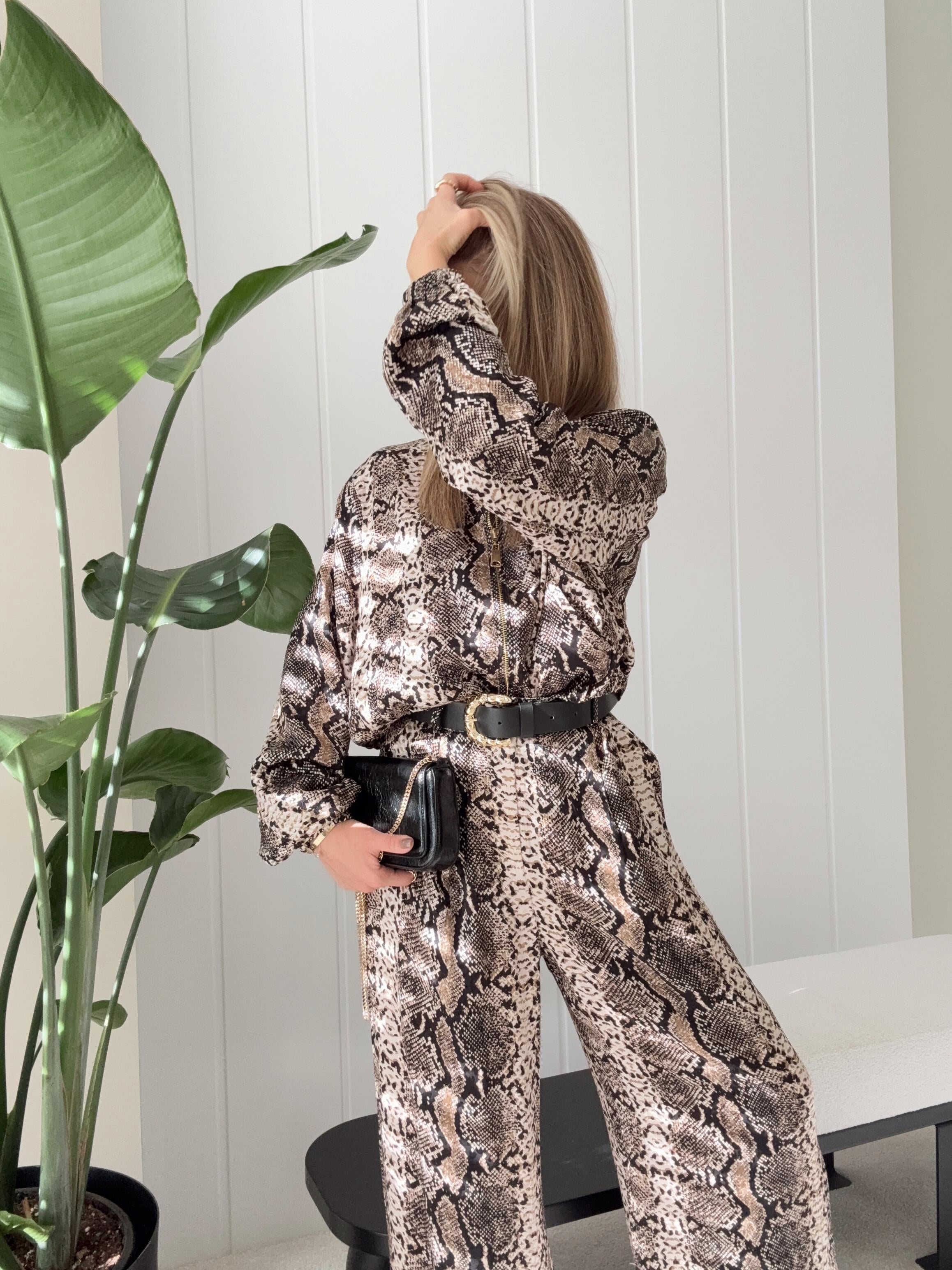 Gold Toka Detaylı Kemerli Saten Pantolon ve Bomber Ceket Takım Leopar 